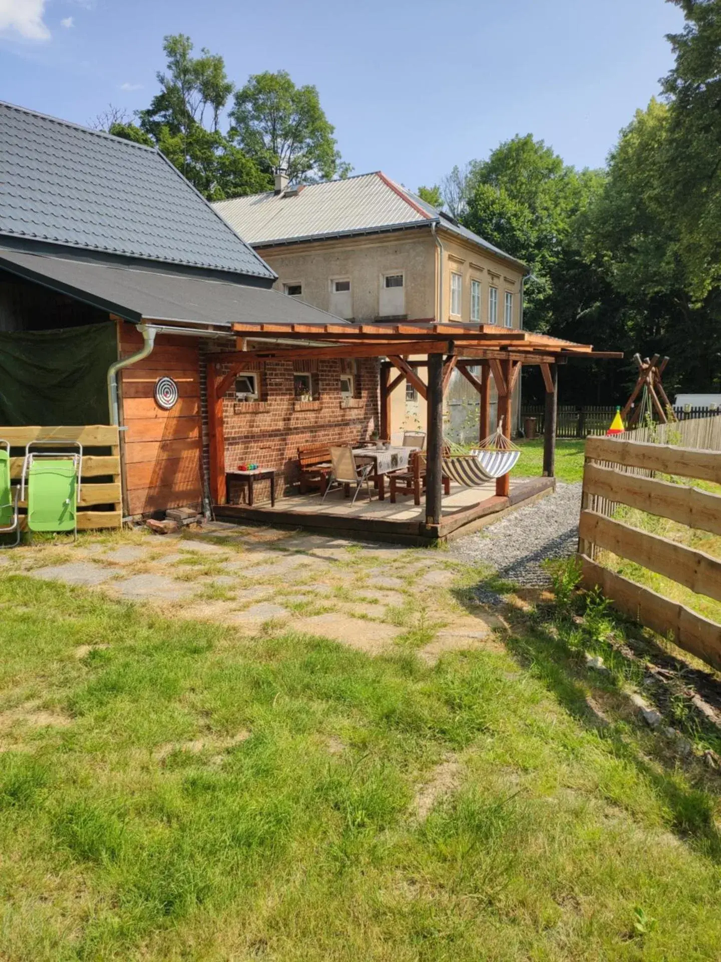 Exteriér s pergolou